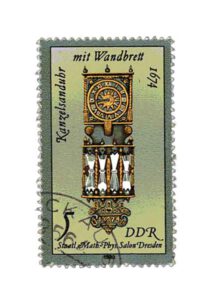 Eine Briefmarke, auf der eine Eieruhr zu sehen ist