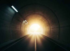 Am Ende eines dunklen Tunnels ist ein helles Licht zu sehen