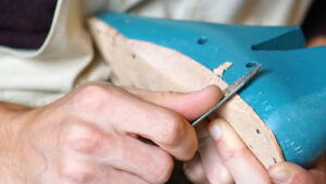 Ein blauer Schuh wird hergestellt