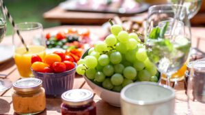 Ein gedeckter Tisch mit Obst auf einer Wiese